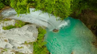 Yağmur ormanlarındaki şelale yukarıdan geliyor. Dağ ormanında tropik İnambakan şelaleleri. Filipinler, Cebu