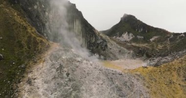Sibayak Dağı 'nın hava aracı Berastagi şehrine hükmeden bir stratovolcano' dur. Sumatra. Endonezya.