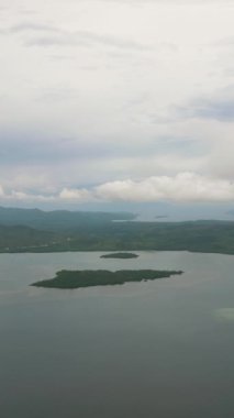 Tropik adanın havadan görünüşü ve denizde kumlu bir sahil. Honda Bay 'de. Palawan, Filipinler.
