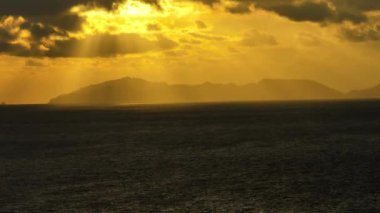 Tropiklerdeki deniz ve adalar üzerinde gün batımı. Weh Adası. Endonezya.