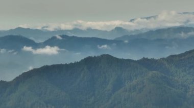 Sumatra 'daki dağlar ve yeşil tepeler. Endonezya.
