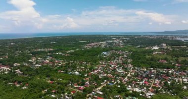 Palawan Adası 'ndaki Puerto Princesa şehrinin yerleşim bölgesi. Filipinler.