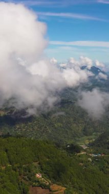 Dağlar yağmur ormanlarıyla, ağaçlar ve bulutlarla kaplı mavi gökyüzü. Filipinler.