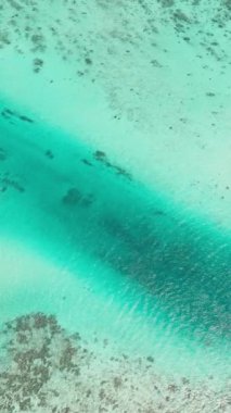 Mercan ve mercan resiflerinde turkuaz lagün yüzeyi, metin için uzayı kopyalayın. Üst görünüm şeffaf turkuaz okyanus su yüzeyi.