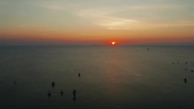 Yelkenli yatları, Boracay, Filipinler 'de hava manzaralı deniz yüzeyinde gün batımı. Su yüzeyine yansıyan güneş. Okyanusun üzerinde gün batımı. Deniz manzarası, yaz ve tatil konsepti