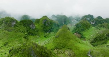 Dağların yamaçları ve sisin içindeki tepeler. Osmena Tepesi. Dağ manzarası. Cebu Filipinleri.