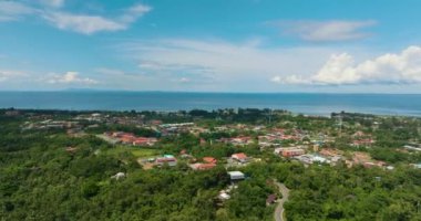 Kudat kentinin havadan görünüşü, Sabah eyaletinin Borneo adasında yer almaktadır..
