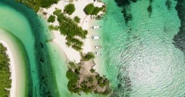 Tropikal kumlu deniz manzarası. Balidbid Gölü, Bantay Adası, Filipinler.