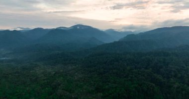 Gün batımında ormanlı dağlar ve tepeler. Bukit Lawang. Sumatra, Endonezya.