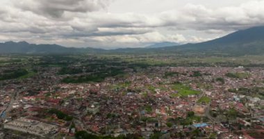 Bukittinggi 'nin hava aracı yoğun olarak inşa edilmiş bir şehirdir, popüler bir turizm merkezidir. Sumatra. Endonezya.
