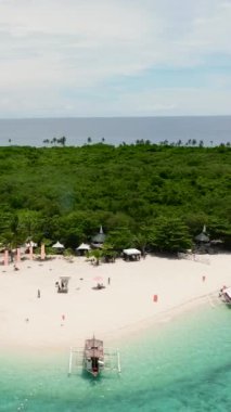 Tropikal bir adada, palmiye ağaçları olan kumsal. Virgin Adası, Filipinler.