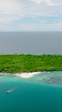 Güzel plajı ve turkuaz suyu olan tropikal adanın havadan görünüşü. Virgin Adası, Filipinler.