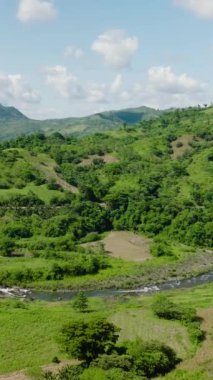 Dağları ve tepeleri olan tropik bir manzara. Filipinler.