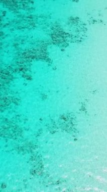 Şeffaf turkuaz deniz suyu, doğal arka plan. Dalgalanan deniz mavi su manzarası.