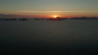 Dağların arka planında tropikal günbatımı. El nido, Filipinler, Palawan. Günbatımında tropik adalarla kaplı deniz manzarası. Yaz ve seyahat tatil konsepti