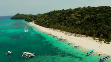 Gökyüzü deniz manzarası: Palmiye ağaçları ve mercan resifinin turkuaz sularıyla tropik plaj, yukarıdan, Puka deniz kabuğu plajı. Boracay, Filipinler. Tropikal adada sahili olan deniz burnu. Yaz ve seyahat