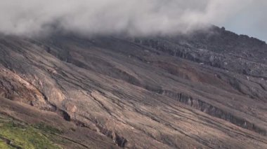 Patlamadan sonra Sinabung volkanı ve yamaçlarının havadan görünüşü. Sumatra, Endonezya.