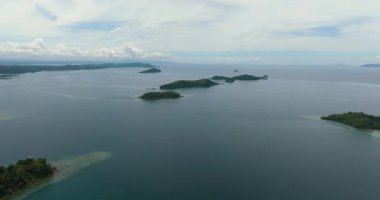 Denizdeki tropik adaların havadan görünüşü. Borneo, Sabah, Malezya.