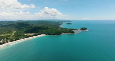 Kumlu sahil manzarası ve tropikal denizin turkuaz suyu. Kalampunian plajı. Sabah, Borneo, Malezya.