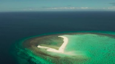Turkuaz mercan suyunda kumlu bar ve kumlu kumlu kumlu bir ada, hava aracı. Sandbar Atoll 'da. Tropik ada ve mercan resifi. Yaz ve seyahat tatili konsepti, Camiguin, Filipinler.