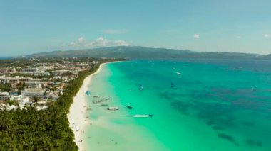 Turkuaz suyu ve yukarıdan beyaz kumlu plajı olan tropik bir göl. Boracay, Filipinler. Turistlerin ve otellerin olduğu beyaz plaj. Yaz ve seyahat tatil konsepti.