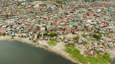 Manila 'da gecekondu mahallesi, Phillippines, manzaralı. Suda bir sürü çöp var..