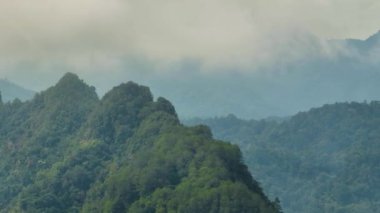 Tropikal dağ sıralarının ve yağmur ormanlarıyla kaplı dağ yamaçlarının havadan görünüşü. Sumatra. Endonezya.