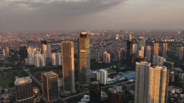 Jakarta şehir merkezinin hava aracı ve gün batımında gökdelenleri. Şehir manzarası. Endonezya.