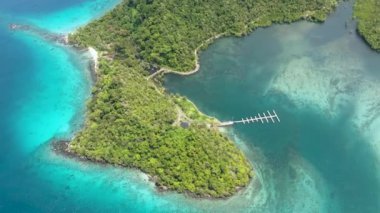 Adalar arasında turkuaz suyu olan lagünlerin ve körfezlerin hava dronu. Weh Adası. Endonezya.