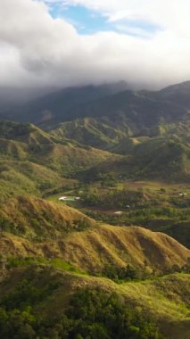Yağmur ormanları ve ormanlarla kaplı dağ yamaçları. Filipinler. Dağlık bölgedeki vadi manzarası.