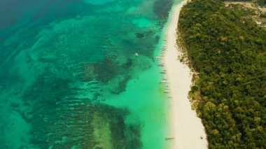 Boracay, Puka deniz kabuğu sahili, Filipinler hava manzaralı tropikal tatil beldesinde kum plajı ve turkuaz su. Turistlerle dolu beyaz plaj. Yaz ve seyahat tatil konsepti.