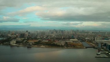 Manila 'daki gökdelenler ve iş merkezleri. Günbatımında modern metropol, üst manzara.