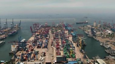 Jakarta, Endonezya - 11 Ekim 2022: Konteynırlar ve vinçlerle deniz kargo limanının havadan görünüşü. Tanjung Priok limanı.