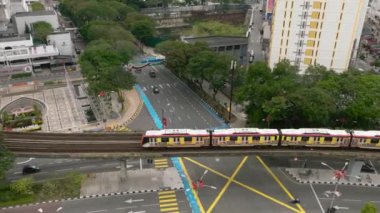 Kuala Lumpur, Malezya - 11 Eylül 2022: Hızlı KL toplu taşıma raylı sistemi treni. Trafik kavşağı var. Şehirdeki trafik kavşağı.
