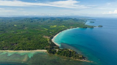 Yağmur ormanları ve dağlarla Borneo adasının havadan görünüşü. Borneo 'nun Ucu, Malezya.