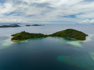 Turkuaz su ve mercan resifli adaların hava aracı. Tropik bölgelerde deniz manzarası. Borneo, Sabah, Malezya.