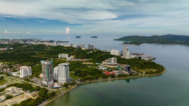 Modern binaları olan Kota Kinabalu şehrinin panoraması. Borneo, Sabah, Malezya.
