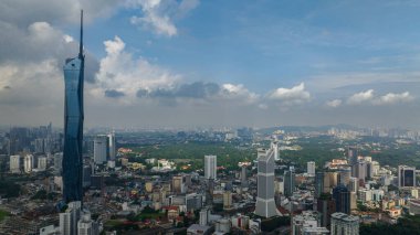 Kuala Lumpur, Malezya - 11 Eylül 2022: Gökdelenleri ve modern binaları olan Kuala Lumpur 'un iş bölgesinin havadan görünüşü. Merdeka Kulesi.