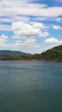 Tropik dağ sırası ve mavi göl. Kalu Ganga Barajı, Sri Lanka. Dikey video.