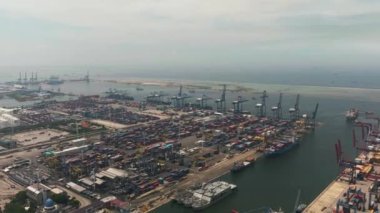 Kargo gemileriyle dolu konteyner terminalinin havadan görüntüsü. Tanjung Priok limanı.