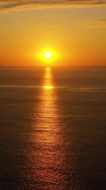 Deniz üzerinde günbatımının hava panoramik görüntüsü. Gökyüzü, bulutlar ve sudan başka bir şey yok.