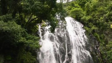 Ormanla çevrili bir dağ kanyonunda tropik bir şelale. Efrata Şelalesi. Sumatra. Samosir, Endonezya.