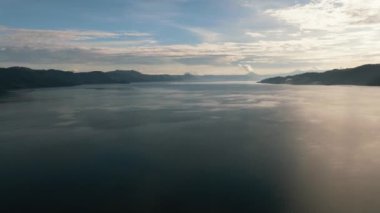 Gün batımında Toba Gölü ve Samosir Adası 'nın insansız hava aracı. Sumatra, Endonezya.