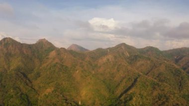 Gün batımında ormanla kaplı dağlar ve tepeler. Filipinler.