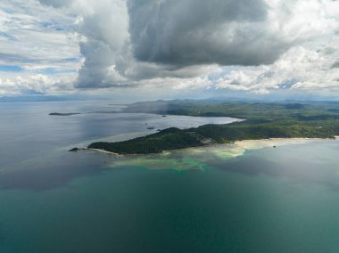 Borneo adasının sahil ve orman manzaralı havadan görüntüsü. Malezya.
