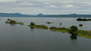 Toba Gölü 'nün havadan görünüşü ve palmiye ağaçları olan bir ada. Samosir, Pulau Toba. Sumatra, Endonezya.