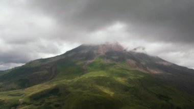 Sinabung Dağı 'nın insansız hava aracı bulutlarla kaplı aktif stratovolcano. Sumatra, Endonezya.