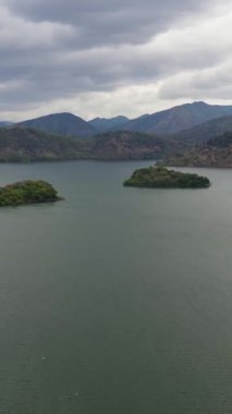 Dağlarla çevrili tropikal ormanlarla çevrili bir göl. Randenigala rezervuarı.