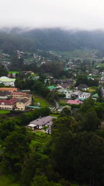 Nuwara Eliya kasabası dağlarla ve çay tarlalarıyla çevrili tepelerle çevrilidir. Sri Lanka.