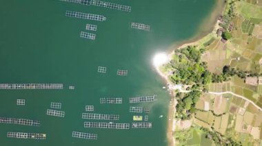 Sumatra 'da tarım, tarım arazisi ve balık çiftliği. Sumatra. Endonezya.